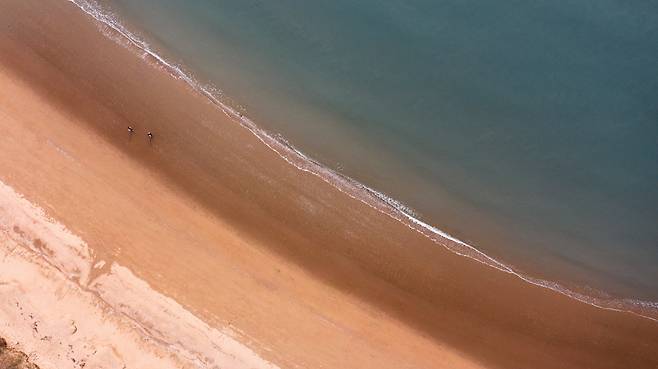 하늘에 본 소야도 때뿌루해변. 덕적도와 다리가 연결된 부속 섬이라 잘 알려지지는 않았지만, 때 묻지 않은 자연미가 있다.