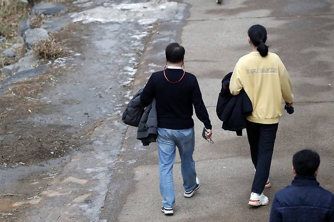 평년보다 기온이 다소 높은 15일 오후 서울 중구 청계천에서 시민들이 외투를 손에 들고 발걸음을 옮기고 있다. 뉴스1