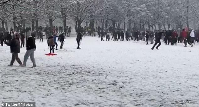 현지시간으로 14일 영국 웨스트요크셔 리즈 지역의 한 공원에서 대규모 눈싸움이 벌어졌다