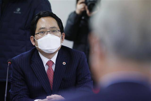 김종인 위원장 발언 경청하는 최대집 의사협회장 - 최대집 대한의사협회 회장이 15일 서울 용산구 대한의사협회에서 열린 코로나19 대응 및 백신 접종 계획 관련 국민의힘과의 간담회에서 김종인 비상대책위원장 발언을 듣고 있다. 2021.1.15 국회사진취재단 뉴스1