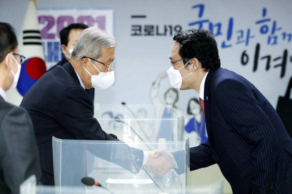 인사하는 김종인 최대집 - 국민의힘 김종인 비상대책위원장이 15일 서울 용산구 대한의사협회에서 열린 코로나19 대응 및 백신 접종 계획 관련 간담회에서 최대집 대한의사협회장과 악수하고 있다.   2021.1.15   국회사진기자단