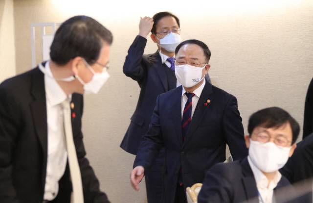 홍남기 부총리 겸 기획재정부 장관이 15일 정부서울청사에서 열린 제13차 부동산 시장 점검 관계장관회의에 참석하고 있다.    /연합뉴스