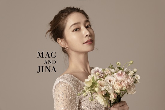 Actor Lee Min-jung accessorised the McAngiena cover with an Elegance Goddess visual.Lee Min-jung used the pit of a dignified and elegance line to digest the pictorial concept.Lee Min-jung, who predicted active activities in the movie this year following last years drama, said, I think Family is the engine of youth and reason I live in.I hope everyone will be healthy and happy in 2021 after 2020, when it was difficult for them.I hope that the film shooting will be finished and I will be able to see everyone in the movie theater. The January and February issue of fashion magazine McAngina was covered by Actor Lee Min-jung and the main characters of Firebird 2020, Hong Su-a and Seo Ha-jun.The recent tic talker, the artist Papa Gumpa who swept the New York Carnegie Hall, 2021 Rising Star Actors, the pictures of Vivian Girl contest participants and the charm of winter golf are revealed through professionals.Meanwhile, McAngina, which contains Lee Min-jungs picture, will be available at Seoul and Gyeonggi offline stores starting on the 18th.Photo = McAngina