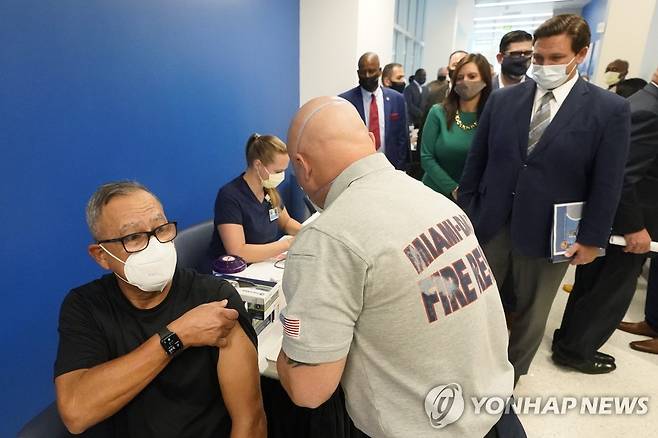 백신 접종 지켜보는 플로리다 주지사(오른쪽 뒤) [AP=연합뉴스]