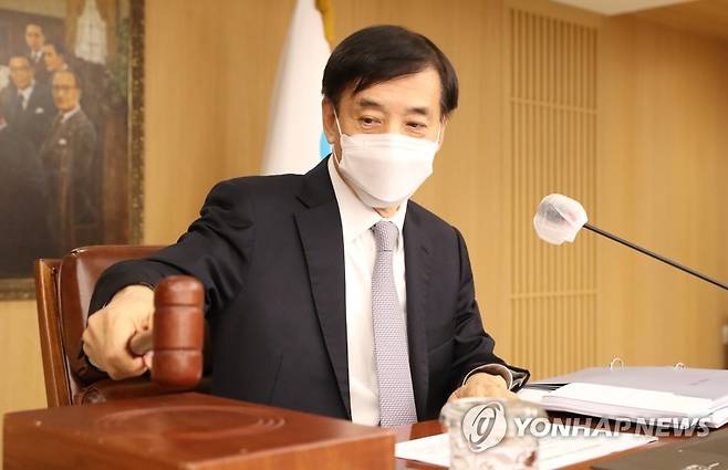 의사봉 두드리는 이주열 총재 (서울=연합뉴스) 이주열 한국은행 총재가 15일 오전 서울 중구 한국은행에서 열린 금융통화위원회 본회의에 참석해 의사봉을 두드리고 있다.      [한국은행 제공. 재판매 및 DB 금지] photo@yna.co.kr