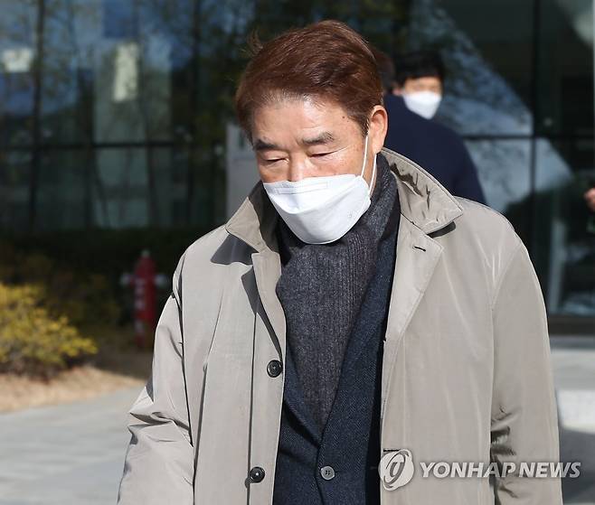 정천석 울산 동구청장, 1심서 벌금 500만원 (울산=연합뉴스) 김용태 기자 = 공직선거법 위반 혐의로 재판에 넘겨진 정천석 울산 동구청장이 15일 오전 울산지법에서 직위 상실형에 해당하는 벌금 500만원을 선고받은 후 법원을 떠나고 있다. 2021.1.15 yongtae@yna.co.kr