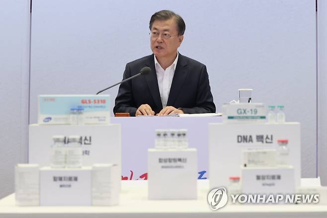 코로나19 백신·치료제 현장간담회 주재하는 문 대통령 문재인 대통령이 지난해 10월 15일 오후 신종 코로나바이러스 감염증(코로나19) 백신 개발 기업인 경기도 성남 소재 SK바이오사이언스에서 열린 '코로나19 백신·치료제 개발 현장간담회'를 주재하고 있는 모습. [연합뉴스 자료사진]