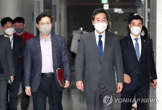 더불어민주당, 포스트코로나 불평등해소 TF 1차회의 (서울=연합뉴스) 진성철 기자 = 더불어민주당 불평등해소TF 단장인 홍익표 정책위의장(왼쪽부터), 이낙연 대표, 이해식 의원 등이 15일 국회 의원회관에서 열린 포스트코로나 불평등해소 TF 1차회의에 참석하고 있다. zjin@yna.co.kr