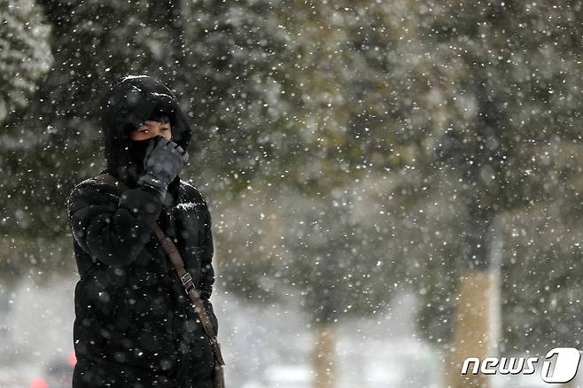 대설특보가 내려지는 등 한파가 기승을 부렸던 지난 7일 오전 광주시청에서 직장인들이 내리는 눈을 맞으며 출근하는 모습이다. 2020.1.7 /뉴스1 © News1 황희규 기자