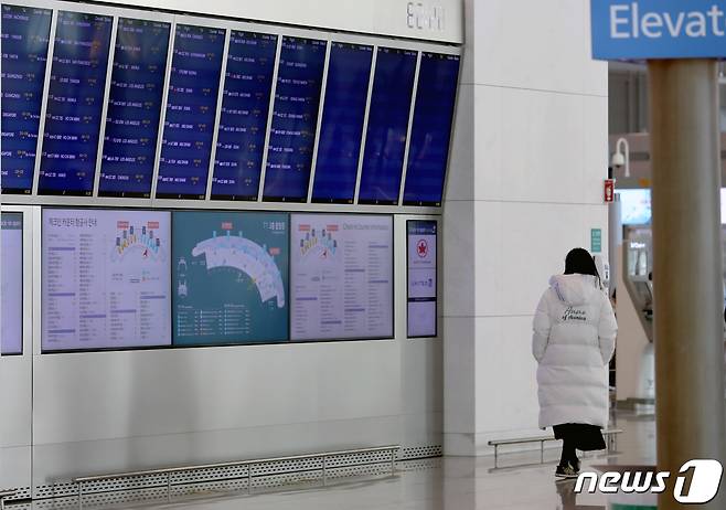 인천공항 제1터미널 출국장에서 한 관광객이 전광판을 바라보고 있다.2020.12.17/뉴스1 © News1