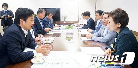 2017년 8월 국토교통부 서울사무소에서 원희룡 제주도지사(왼쪽)와 김현미 당시 국토교통부 장관(오른쪽)이 이야기를 나누고 있다. 원 지사는 이 자리에서 제주 옛 국도 5개를 다시 국도로 승격시켜 줄 것을 요청했다.(제주도 제공) /© News1