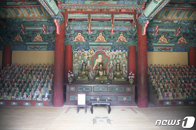 정방산 성불사 응진전 내부에 좌우로 안치돼 있는 오백나한상. (미디어한국학 제공) 2021.01.09.© 뉴스1