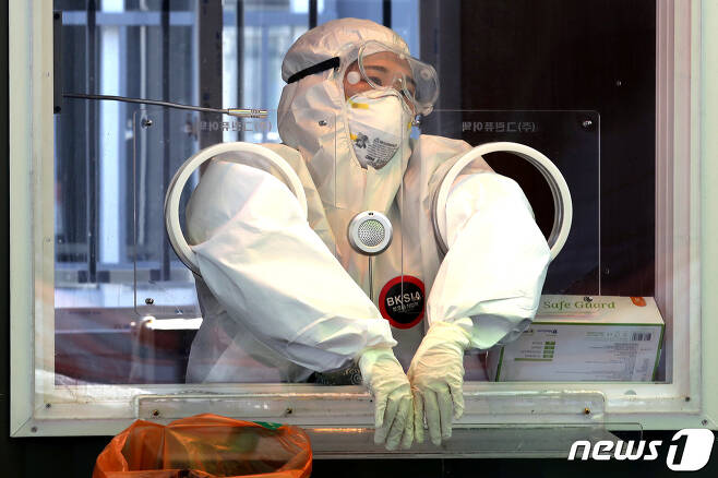 지난 10일 서울 용산구 서울역에 마련된 신종 코로나바이러스 감염증(코로나19) 임시 선별검사소에서 의료진이 검사자를 기다리고 있다./뉴스1 © News1 이동해 기자