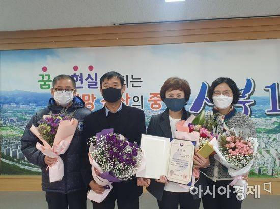 경산시 자율방재단 최은주 사무국장이 재난관리 민간분야 행정안전부 장관 표창장을 수상했다./경산시