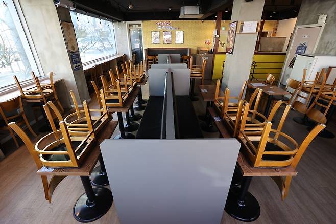 지난 6일 정부의 '카페 홀 이용금지' 조치에 따라 서울 관악구의 한 카페 내부 좌석 이용이 금지돼있다./연합뉴스