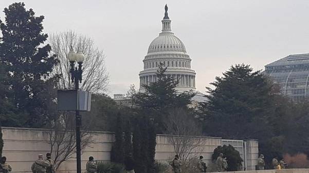 14일(현지시각) 미국 워싱턴 D.C. 의사당 외곽에 배치된 주방위군/연합뉴스