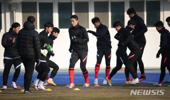 도쿄올림픽 출전을 앞두고 12일 오후 강원 강릉시 강릉종합운동장에서 1차 국내 전지훈련을 하고 있는 축구 올림픽대표팀 . 2021.01.12. [뉴시스]