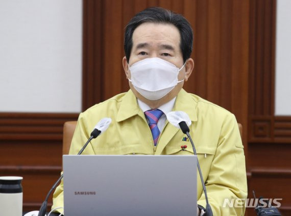 정세균 국무총리가 16일 서울 종로구 정부서울청사에서 열린 코로나19 대응 중앙재난안전대책본부 회의를 주재하고 있다. 뉴시스