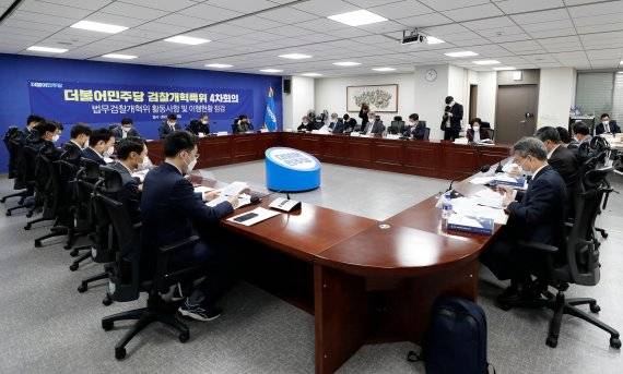 더불어민주당 검찰개혁특위 4차 회의가 열린 지난 12일 서울 여의도 국회 의원회관 회의실에서 참석자들이 자료를 살펴보고 있다. 이날 윤호중 위원장은 문재인 정권 들어 총 39차례 권고안을 발표했지만 검찰이 핵심내용을 수용하지 않았다고 질타했다. 사진=서동일 기자