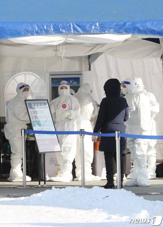 임시선별진료소에서 의료진이 분주하게 움직이고 있다. /사진=뉴스1