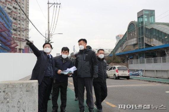 한대희 군포시장(왼쪽) 15일 금정환승센터 입체화사업 현장행정. 사진제공=군포시