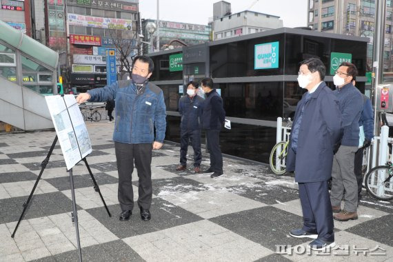 한대희 군포시장(오른쪽 두 번째) 15일 금정환승센터 입체화사업 현장행정. 사진제공=군포시