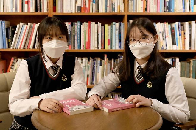 책방골목을 주제로 학생과 시민 200여명이 쓴 시를 엮어 <보수동 책방골목 와보시집>을 만든 동주여고 1학년 김연경·임지나양. 부산/장철규 선임기자 chang21@hani.co.kr