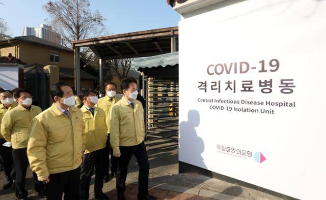 정세균 국무총리가 16일 서울 중구 국립중앙의료원 중앙감염병병원 신종 코로나 바이러스 감염증(코로나19) 격리치료병동을 들어서고 있다. 뉴스1