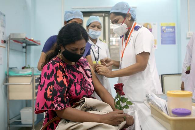 인도가 코로나19 백신 접종을 시작한 16일 뭄바이에서 한 간병인 여성이 아스트라제네카 백신을 맞고 있다. 뭄바이=로이터 연합뉴스