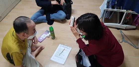 강서구 복지플래너가 중장년 1인가구를 방문해 상담을 하고 있다. [사진 강서구]