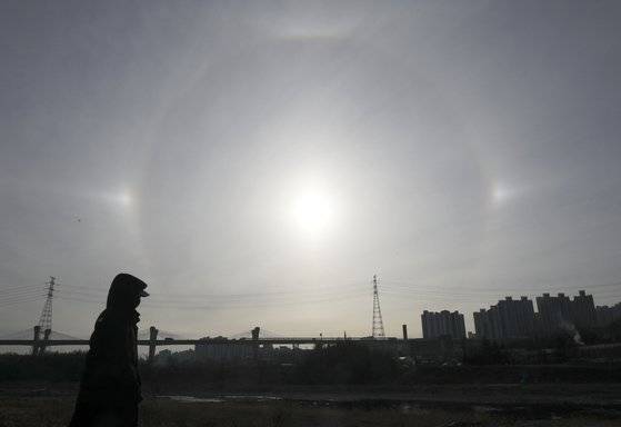 지난 11일 오전 울산 태화강 상공에 태양이 3개로 보이는 환일현상이 포착돼 눈길을 끌고 있다. 뉴스1