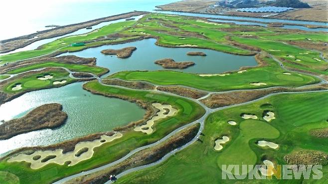 ▲ 전남에 대중제 45홀을 갖춘 골프장 ‘사우스링스 영암’이 동계훈련 패키지 상품을 내놓고 참가 선수를 추가 모집한다. 총 149만 원으로 한달간 매일 18홀을 이용할 수 있다.[사진=전남도]