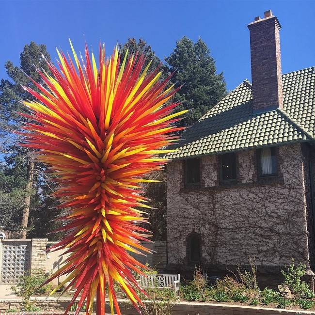 미국의 유리 공예가 데일 치훌리의 설치미술 작품이 미국 콜로라도 주 덴버식물원 정원에 전시돼 있는 모습. 치훌리는 그의 ‘가든 시리즈’ 작품에서 유리로 자연의 식물과 조화를 이루는 인공 식물을 형상화 했다. /사진=송경은 기자