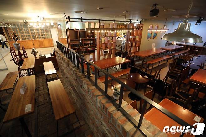 (서울=뉴스1) 이재명 기자 = 현행 사회적 거리두기 조정을 하루 앞둔 15일 오후 사울 중구 명동거리의 한 커피전문점이 한산한 모습을 보이고 있다. 2021.1.15/뉴스1