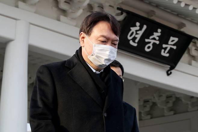 [서울=뉴시스] 김병문 기자 = 윤석열 검찰총장이 4일 오전 서울 동작구 국립서울현충원을 찾아 현충탑 참배를 마친 후 차량으로 이동하고 있다. 2021.01.04. dadazon@newsis.com