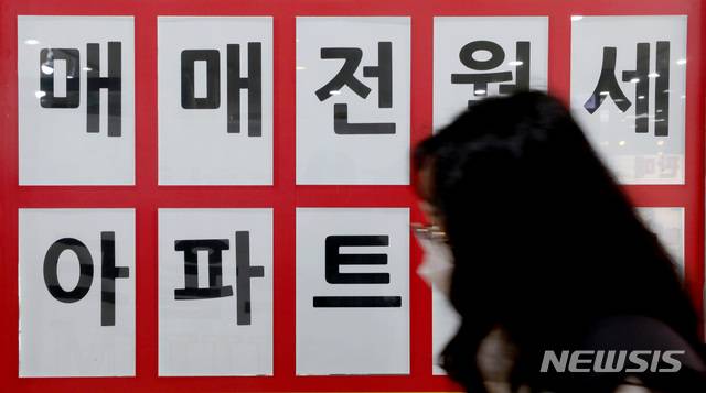 [서울=뉴시스]김병문 기자 = 전세난이 계속되는 13일 오전 서울 송파구 한 공인중개사의 매물란이 비어 있다. 부동산 정보업체 ‘아실’에 따르면 서울 아파트 전세 매물은 이날 기준 1만8300건으로 전년 동기(5만1242건)대비 3분의 1 수준이다. 2021.01.13. dadazon@newsis.com