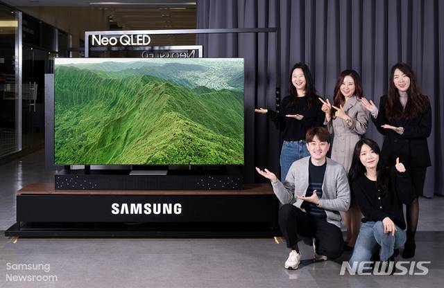 [서울=뉴시스] 삼성전자 영상디스플레이사업부 마케팅그룹 정은진, 김지은, 장요원, 김민아, 권성연 씨 (뒷줄 왼쪽부터 시계방향) (제공=삼성전자)