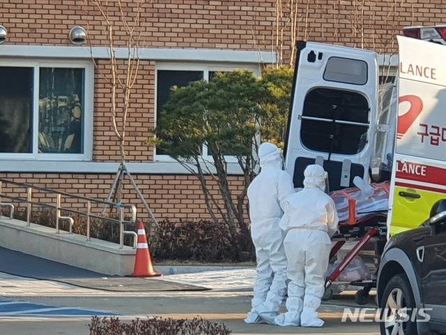 [청주=뉴시스] 임선우 기자 = 코로나19 집단 감염이 발생한 충북 청주시 참사랑노인요양원에서 의료진이 확진자를 이송하고 있다. 2020.12.19. imgiza@newsis.com