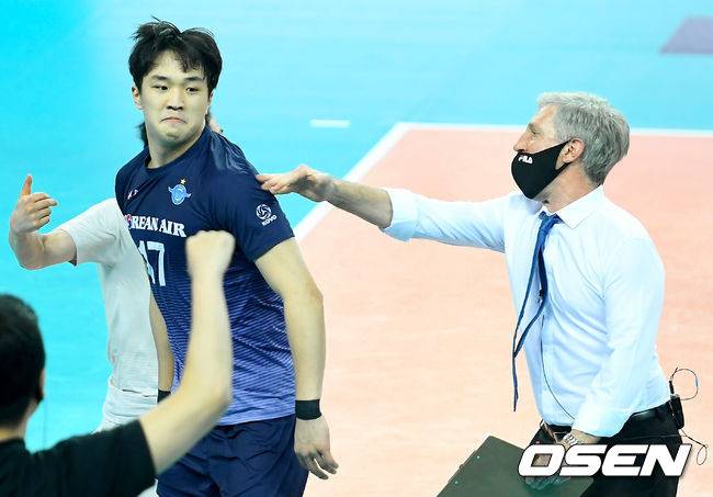 [OSEN=인천, 김성락 기자] 대한항공이 강적 KB손해보험을 꺾고 계속 선두를 달리고 있다.&nbsp;대한항공은 15일 인천 계양체육관에서 열린 도드람 2020~2021 V리그 남자부 4라운드 KB손해보험과 홈경기에서 세트 스코어 3-2(25-16, 21-25, 25-21, 19-25, 15-13)로 이겼다. 5세트 대한항공 로베르토 산틸리 감독이 정지석과 기쁨을 나누고 있다./ ksl0919@osen.co.kr