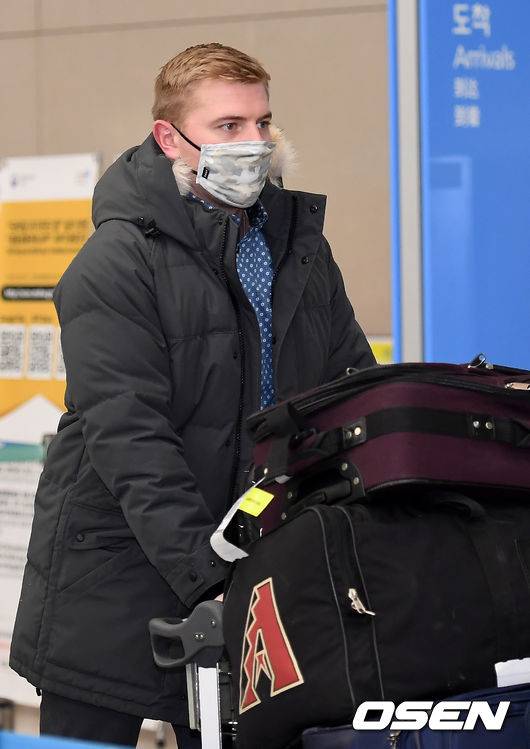 [OSEN=인천공항, 곽영래 기자]SK 르위키가 입국장을 나서고 있다. /youngrae@osen.co.kr