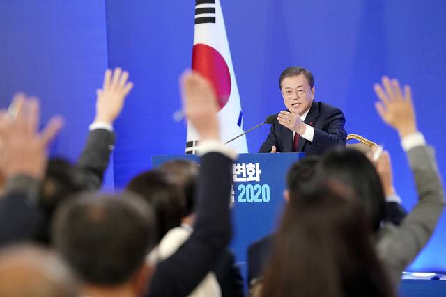 문재인 대통령이 지난해 1월 14일 청와대 영빈관에서 열린 ‘2020년 신년기자회견’에서 기자들의 질문을 받고 있다./사진제공=청와대