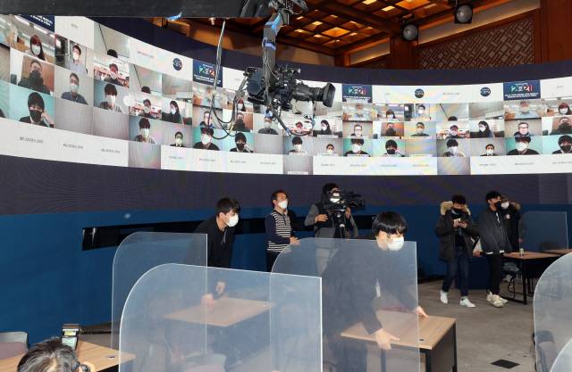 문재인 대통령의 2021 신년 기자회견을 사흘 앞둔 15일 청와대 춘추관에 마련된 기자회견장에서 청와대 및 언론 관계자들이 시설과 방송장비를 설치하고 있다./연합뉴스