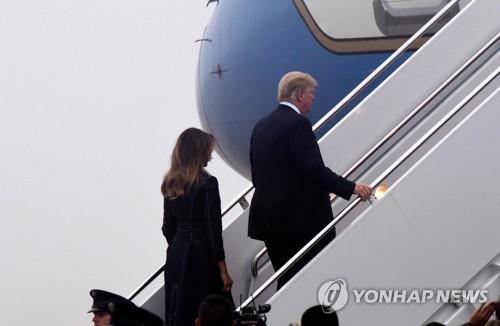 에어포스원 탑승하는 트럼프 부부 [EPA=연합뉴스 자료사진]