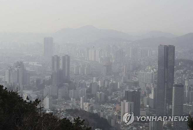 미세먼지로 뿌연 부산 도심 [연합뉴스 자료사진]