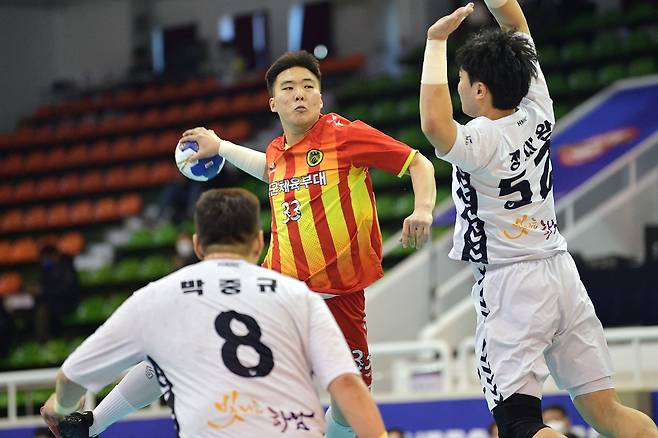 16일 하남시청과 경기에서 슛을 던지는 상무 차성현. [대한핸드볼협회 제공. 재판매 및 DB 금지]