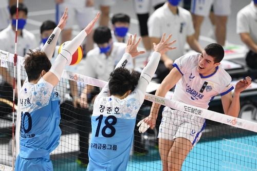 입국 후 2주 격리 해제와 동시에 삼성화재 유니폼을 입고 출전한 마테우스(오른쪽) [한국배구연맹 제공. 재판매 및 DB 금지]