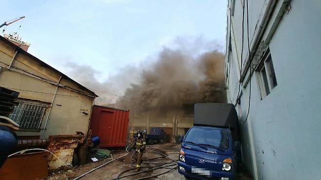 부산서 기계공장·원단창고에 불 [부산경찰청 제공·재판매 및 DB 금지]