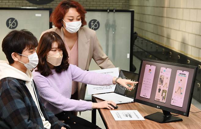 ▲사외벤처로 분사한 EDWO팀이 고객에게 ‘히든피터’ 서비스를 소개하고 있다. (퓨처플레이 제공)