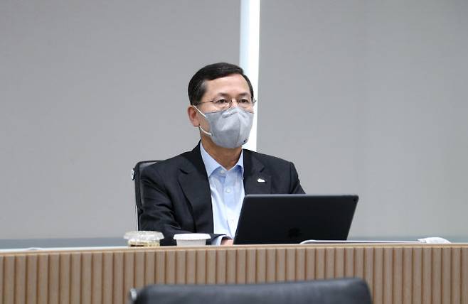 신한카드는 지난 15일 부서장 전원이 온·오프라인 듀얼로 참석한 가운데 서울 을지로에 위치한 신한카드 본사에서 2021년 상반기 사업전략회의를 진행했다고 17일 밝혔다. (사진=신한카드 제공)