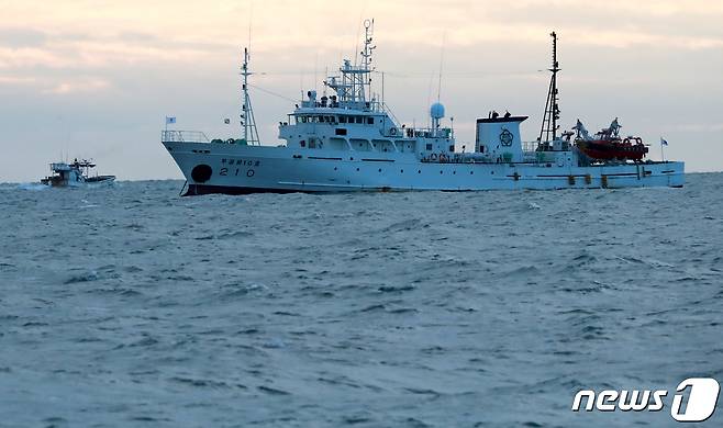 서해 연평도 인근 해상에서 실종된 공무원이 승선했던 어업지도선 무궁화10호가 25일 오전 대연평도 인근 해상에 정박해 있다. 2020.9.25/뉴스1 © News1 구윤성 기자